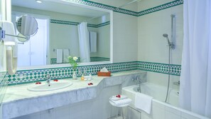 A bathroom with a large mirror, two sinks, a bathtub, and a shower. - El Mouradi Gammarth (La Marsa)