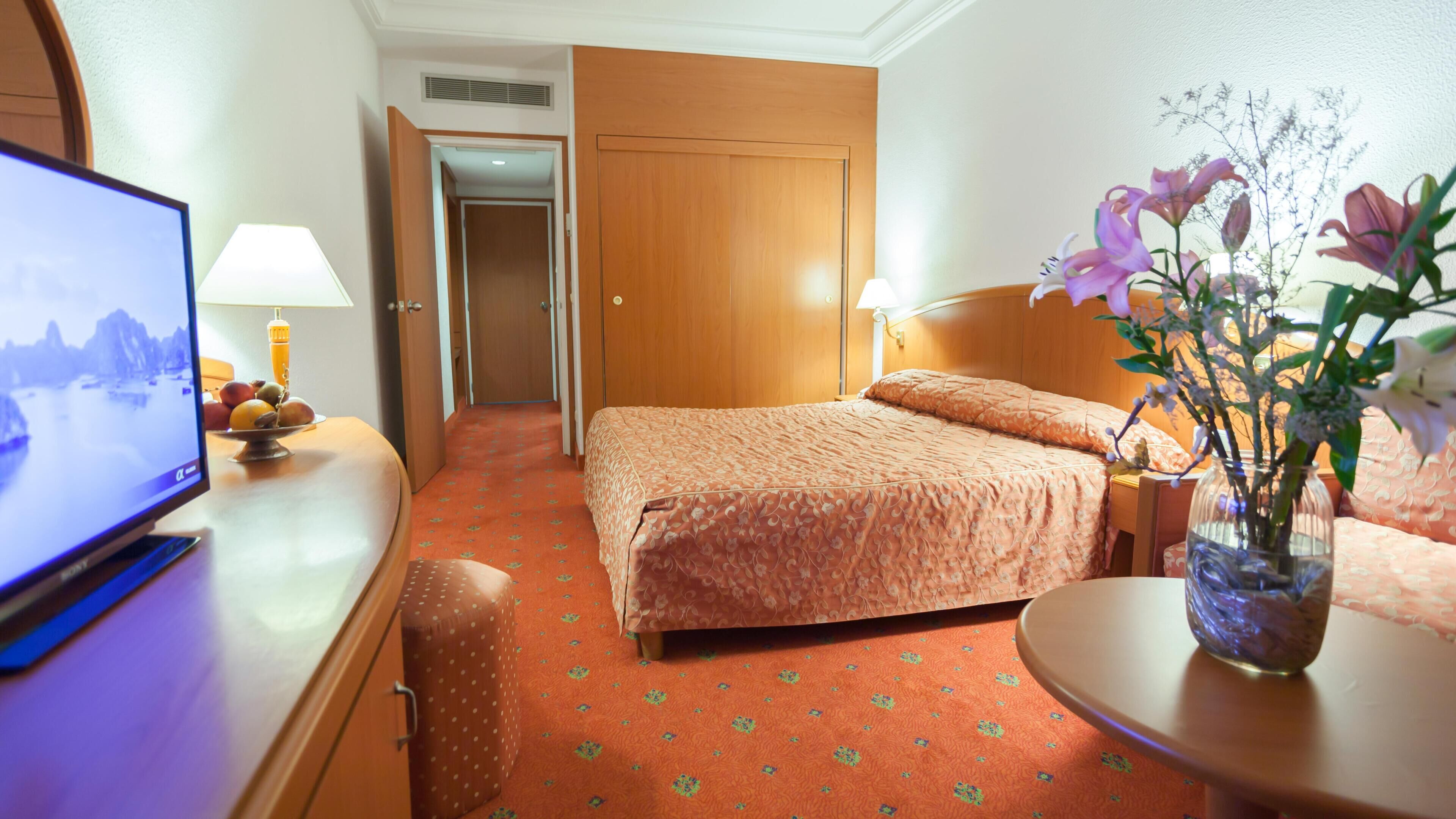 Minibar, in-room safe, blackout curtains, free WiFi
