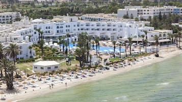 Playa privada, playa de arena blanca, camastros y sombrillas