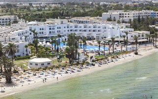 Playa privada, arena blanca, tumbonas y sombrillas