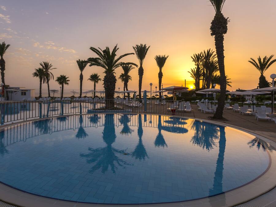 Piscina interna, 2 piscinas externas, espreguiçadeiras