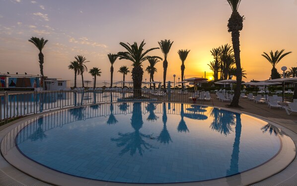 실내 수영장, 2 개의 야외 수영장, 일광욕 의자