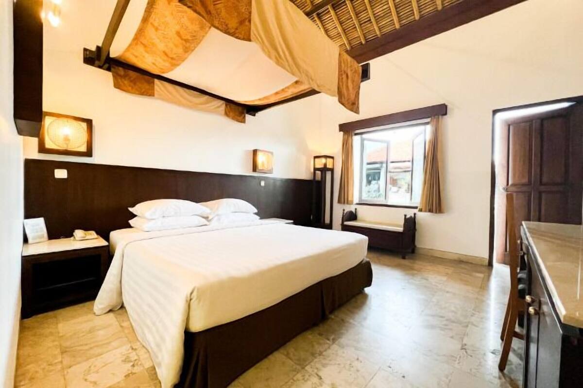 Minibar, caja de seguridad en la habitación y escritorio