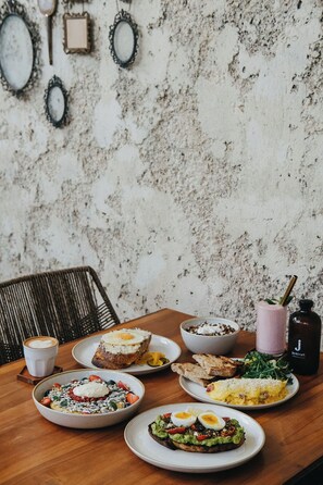 2 restaurants; breakfast, lunch, dinner, and brunch served