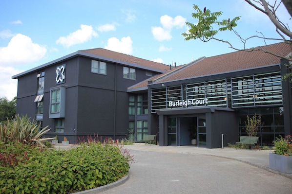 Vista frontal de la propiedad