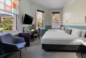 Habitación triple ejecutiva | Minibar, escritorio, sistema de insonorización