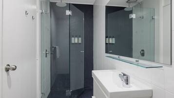 Dusche, kostenlose Toilettenartikel, Haartrockner, Handtücher