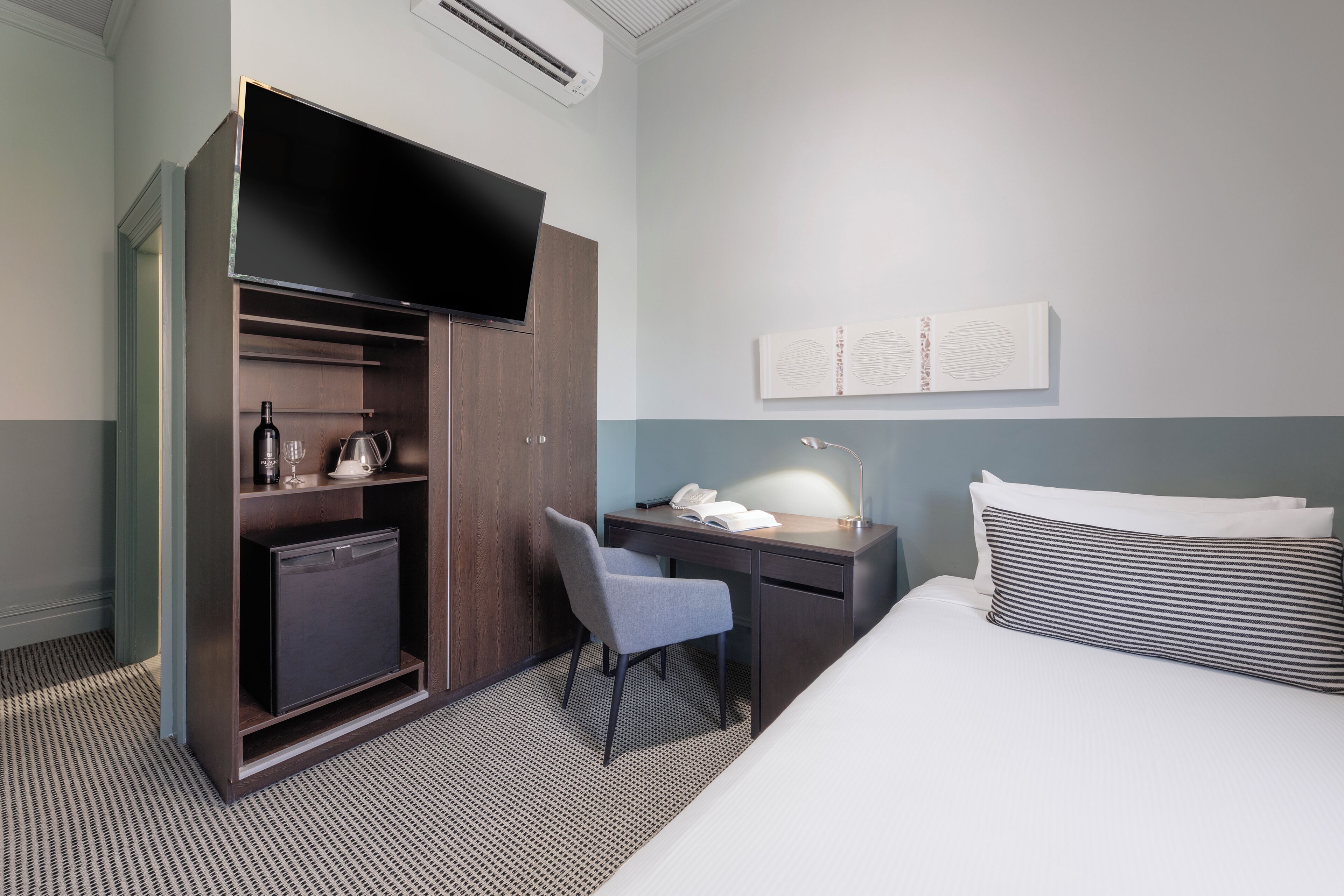 single room | minibar, desk, soundproofing, iron/ironing board
