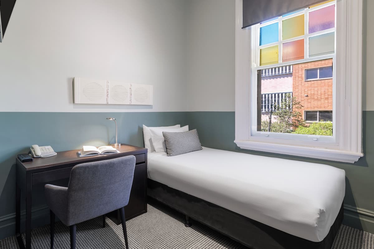 Single Room | Minibar, desk, soundproofing, iron/ironing board