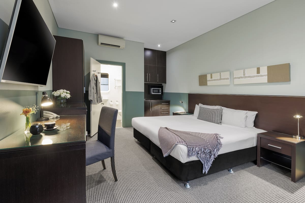 Superior Room, 1 King Bed | Minibar, desk, soundproofing, iron/ironing board