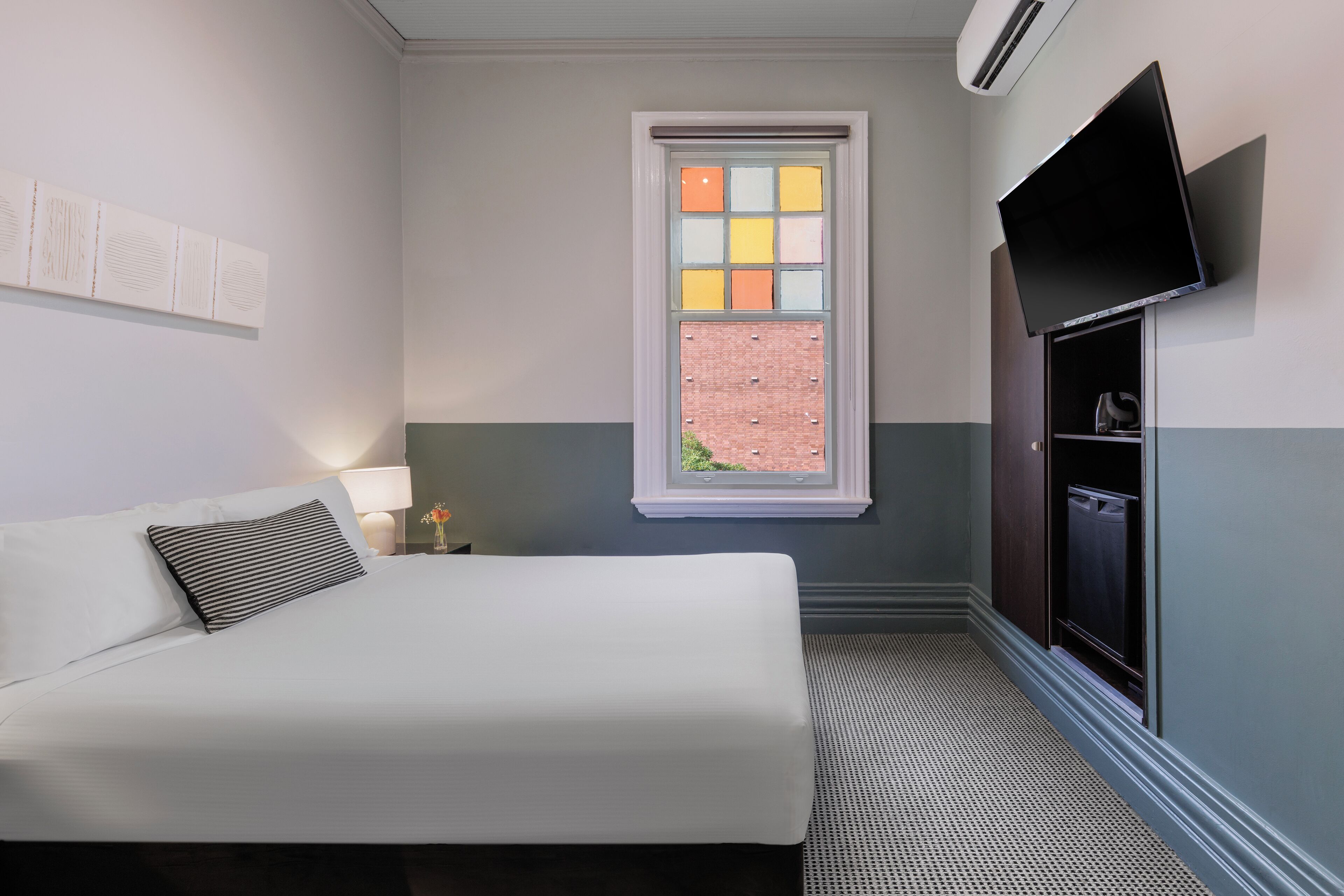 standard queen room, 1 queen bed | minibar, desk, soundproofing, iron/ironing board