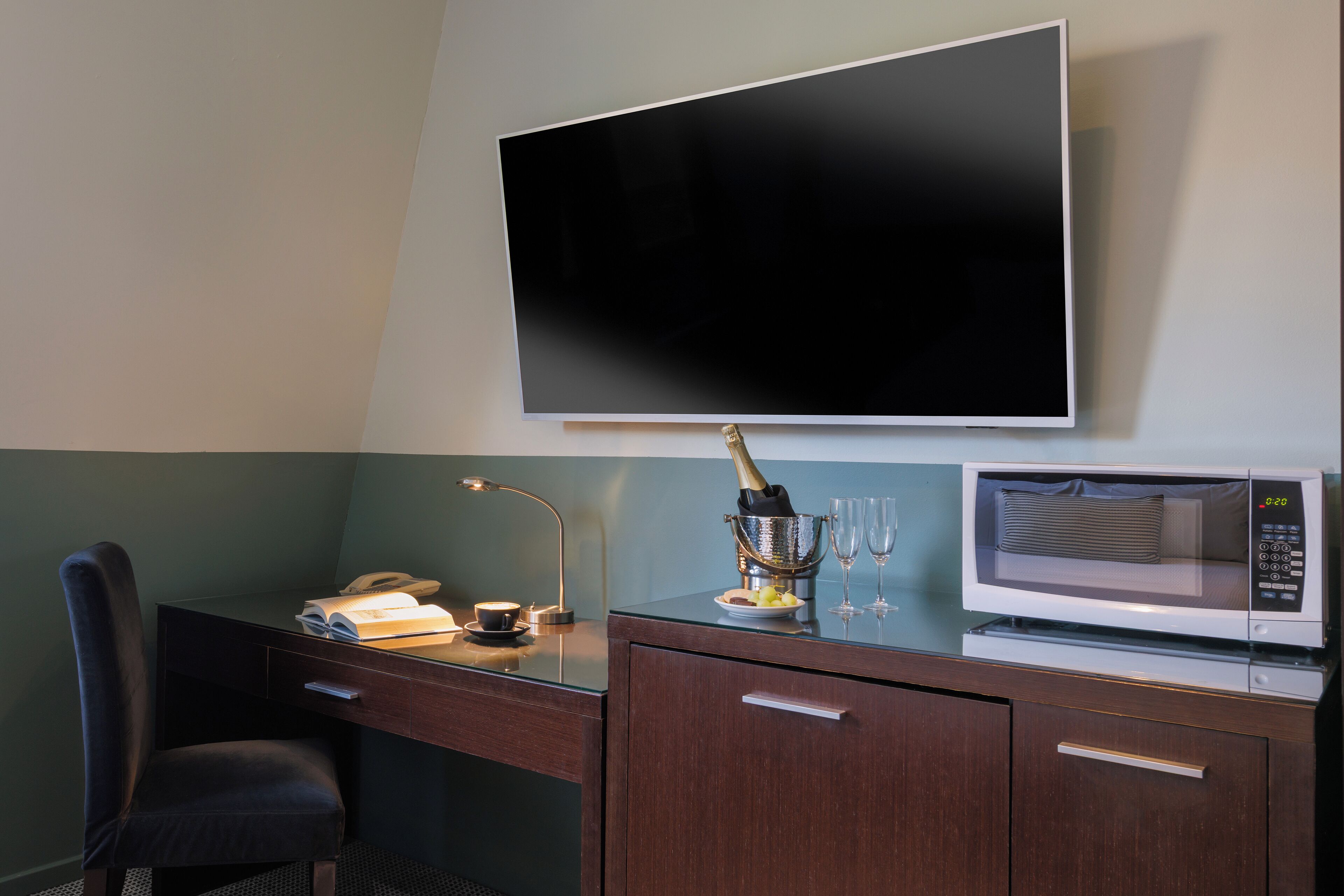 minibar, desk, soundproofing, iron/ironing board