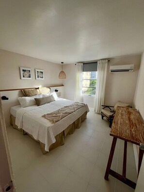 Suite, bassengutsikt, executive-nivå | Individuelt dekorert, individuelt innredet og skrivebord