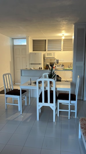 1 dormitorio, decoración individual, mobiliario individual y escritorio