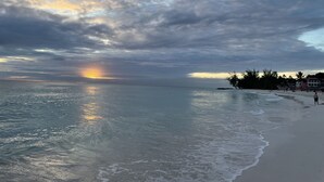Nær stranden, hvit sand og strandhåndklær