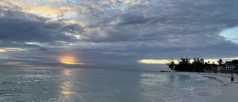 在海灘附近、白沙、沙灘巾