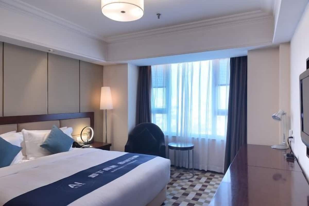 Escritorio, espacio para trabajar con un portátil, cortinas opacas