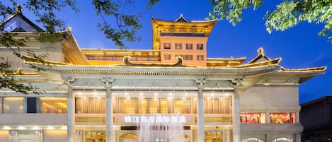 Fachada de la propiedad por la tarde o noche