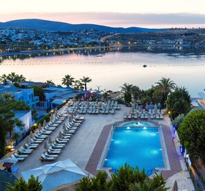 Innendørsbasseng,2 utendørsbassenger, bassengparasoller og solsenger