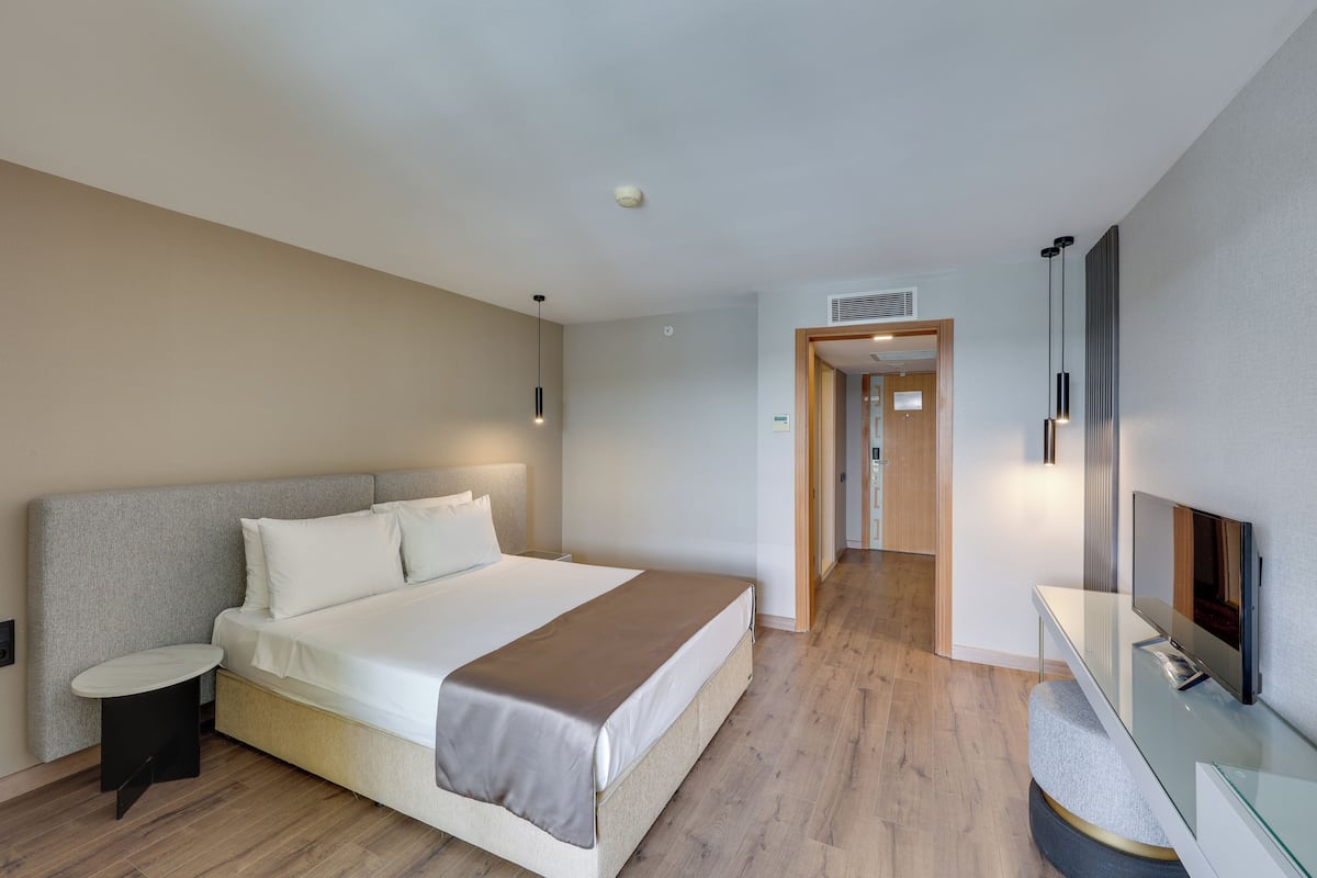 Free minibar, in-room safe, free cribs/infant beds, free WiFi