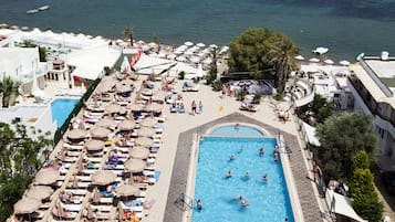 Indendørs pool, 2 udendørs pools, parasoller, liggestole