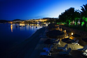 Private beach, sun loungers, beach umbrellas, beach towels - Royal Asarlik Beach Hotel & Spa - All Inclusive (Bodrum)