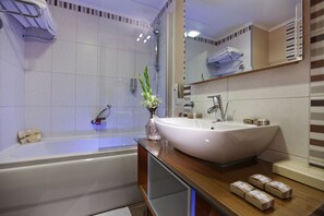 Shower, free toiletries, hair dryer, slippers - Royal Asarlik Beach Hotel & Spa - All Inclusive (Bodrum)