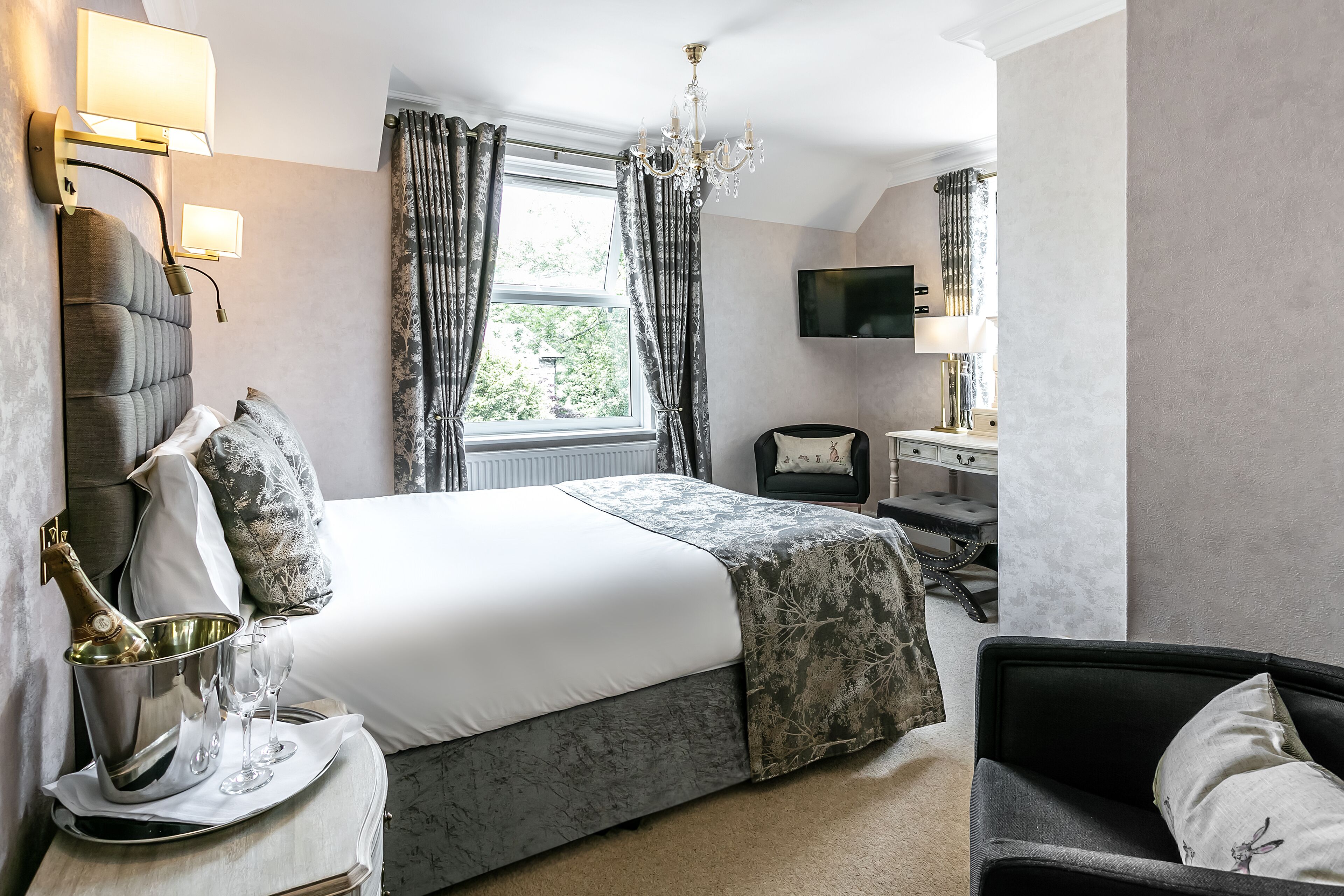 cosy double room | desk, iron/ironing board, free wifi, bed sheets