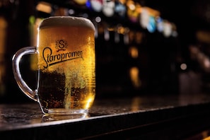 Um copo de cerveja com um logotipo.