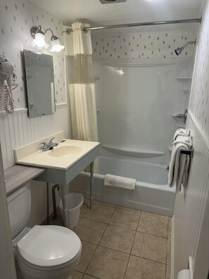 Deluxe Room, 1 Queen Bed | Bathroom | Hair dryer, towels - Starlight Inn (Bennington)