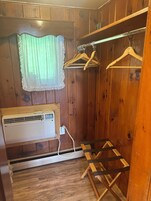 Premium Room, 1 King Bed | Wardrobe