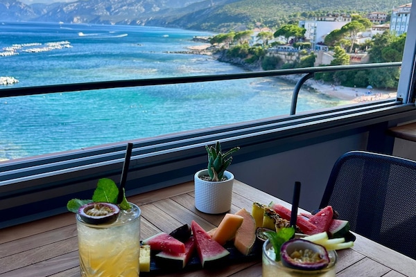 Bar de tapas, con vista al mar, abre todos los días