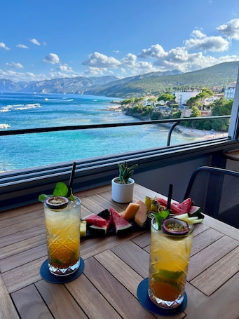 西班牙小吃吧、海景、每天营业. BUE MARINO HOTEL & ROOFTOP BAR