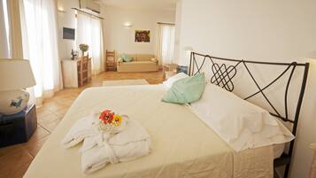 Junior Suite | 1 camera, minibar, una cassaforte in camera, con arredamento individuale