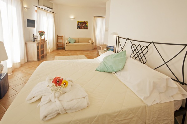 Junior Suite | Minibar, in-room safe, desk, laptop workspace