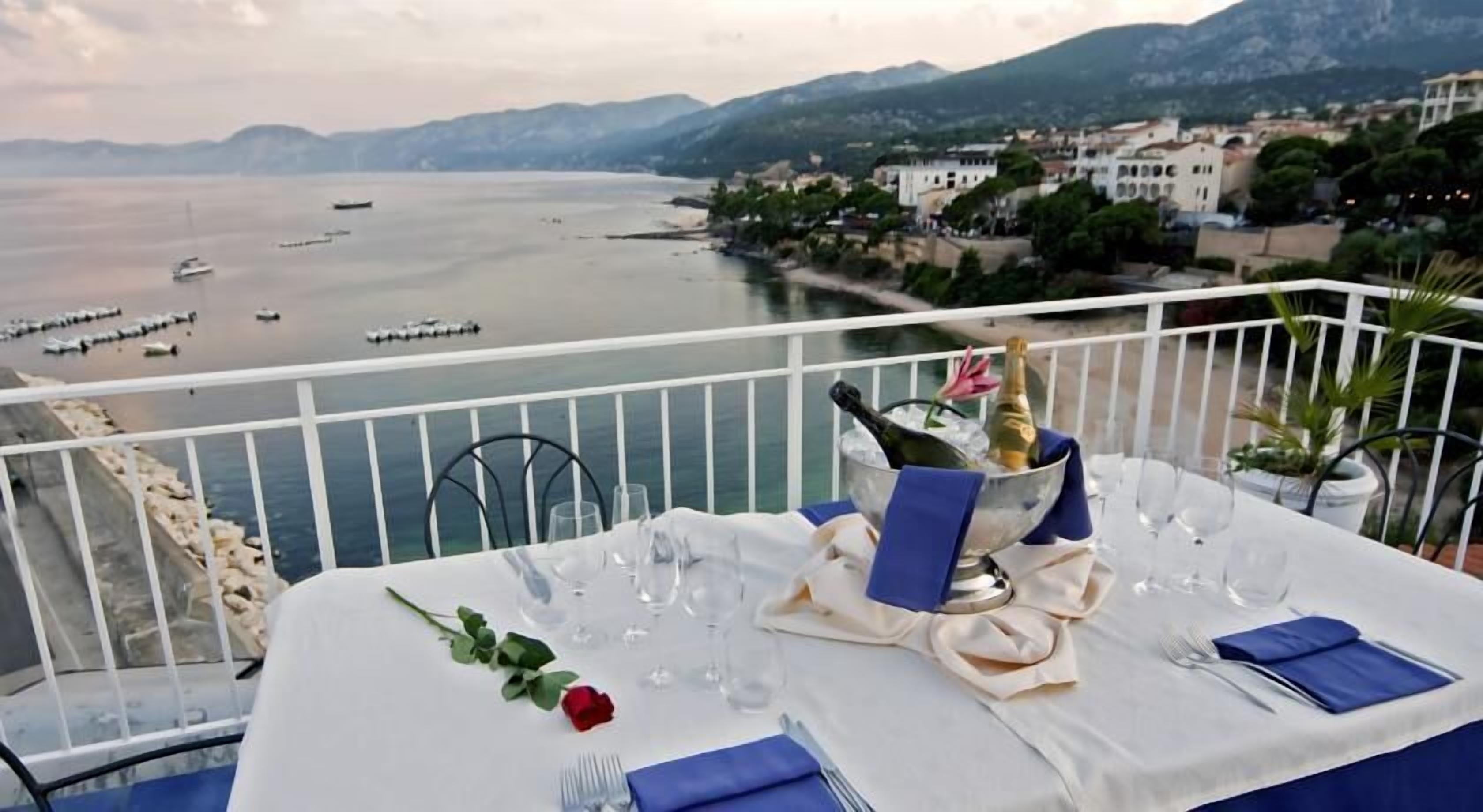 tapas bar, ocean views, open daily