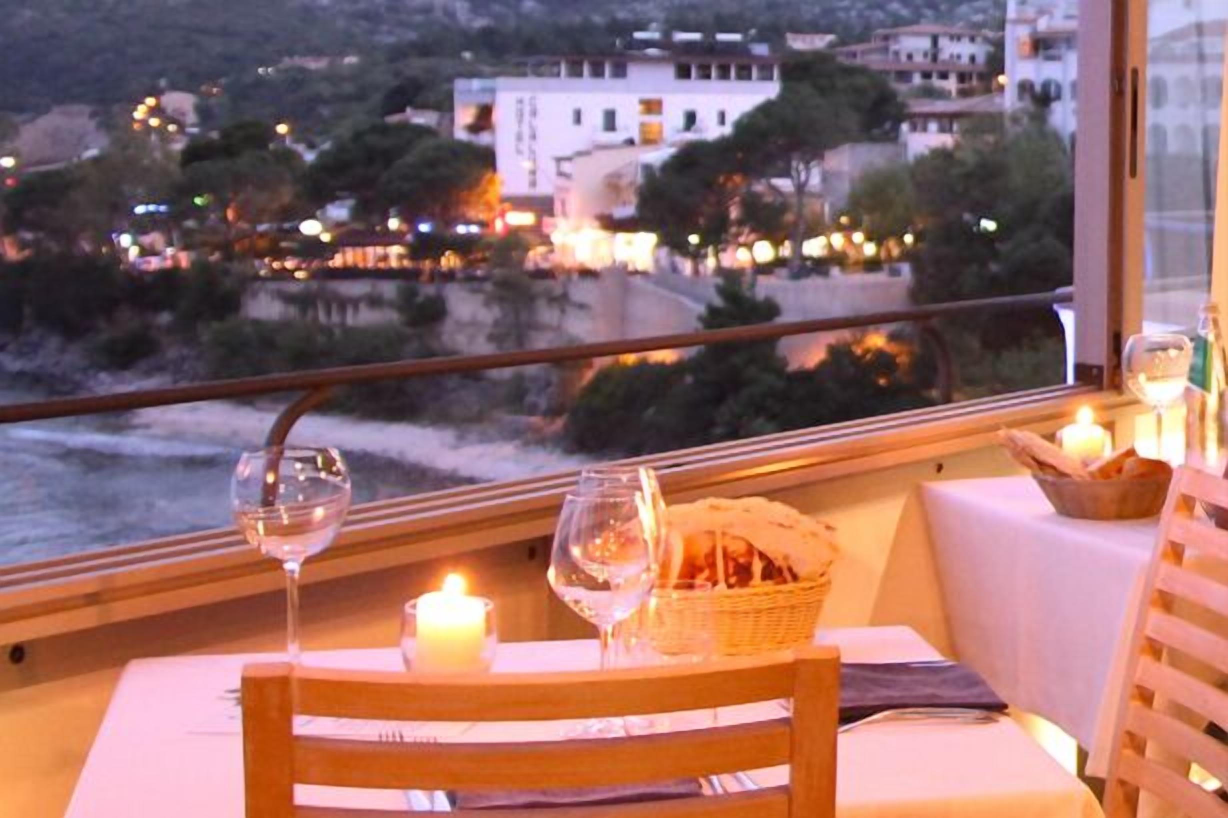 tapas bar, ocean views, open daily