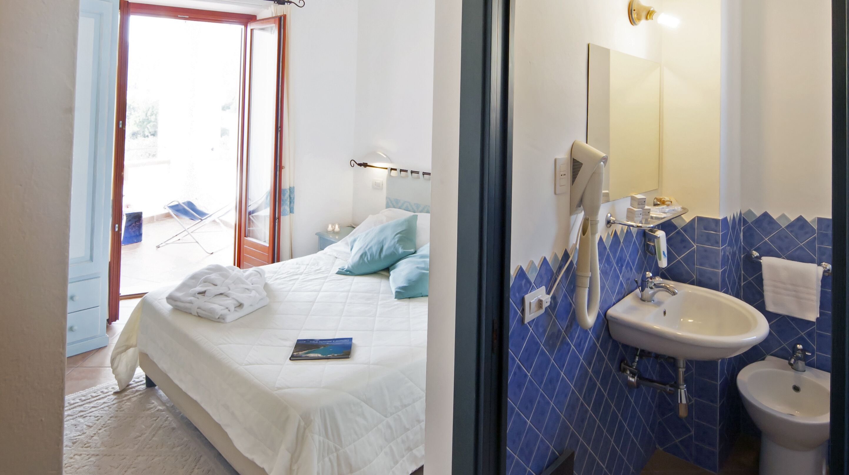 communicating rooms | 1 bedroom, minibar, in-room safe, individually furnished