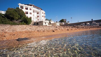 Una playa cerca, arena blanca