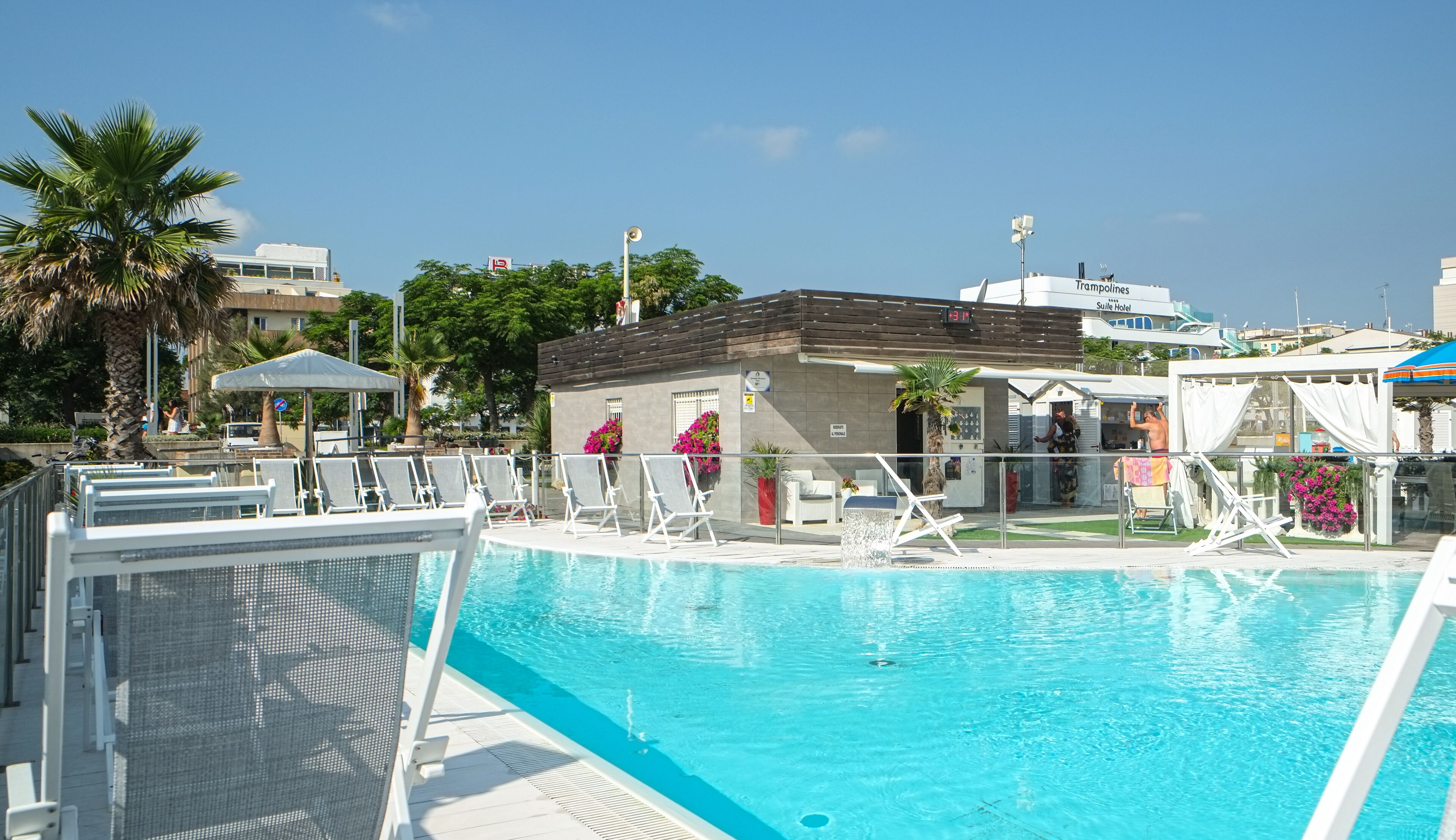 beach nearby, white sand, free beach cabanas, sun-loungers