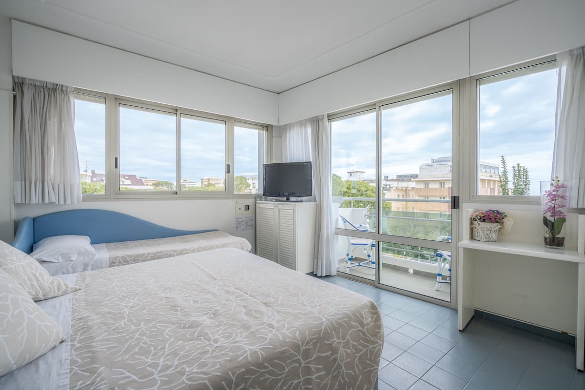 standard triple room | 1 bedroom, minibar, in-room safe, individually decorated