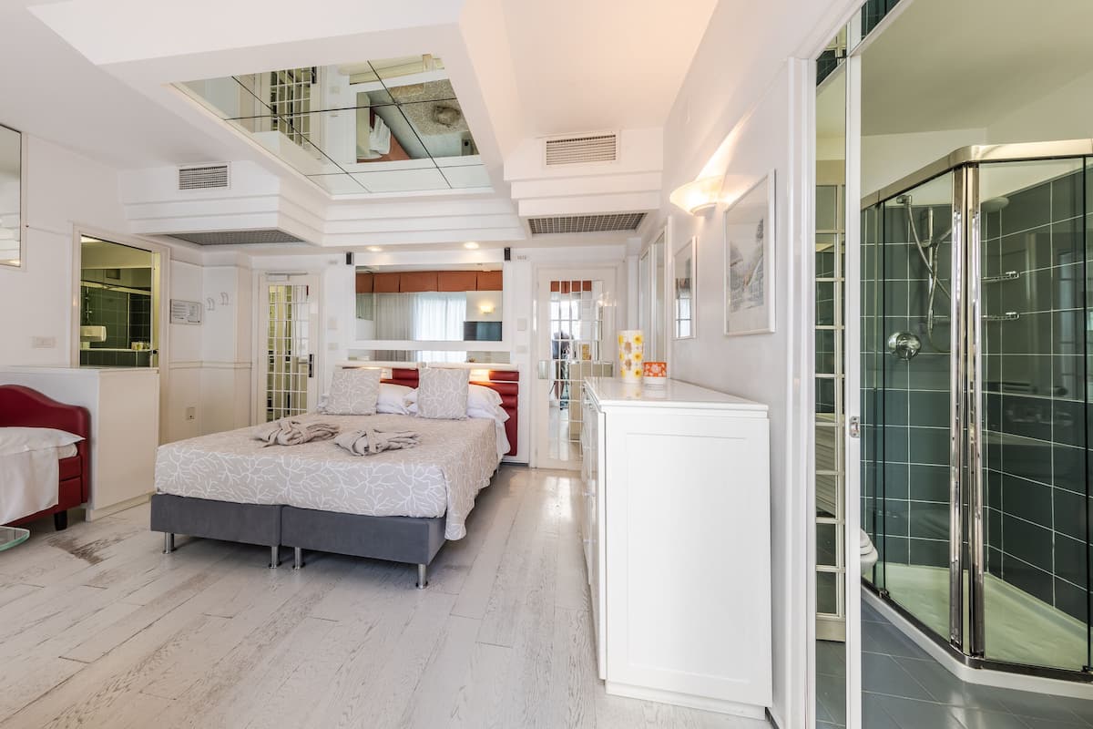 standard double or twin room | 1 bedroom, minibar, in-room safe, individually decorated