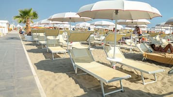 Pantai di sekitar, pasir putih, dan rumah kecil pinggir pantai gratis