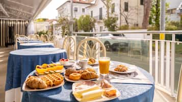 Sarapan bufet setiap hari (EUR 15.00 seorang)