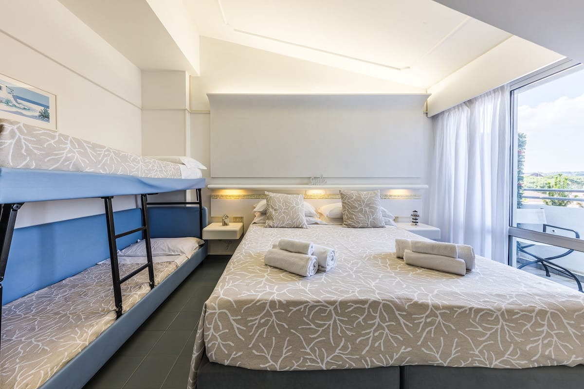 Quarto quádruplo standard, 1 quarto | Frigobar, cofres nos quartos, individualmente decorados