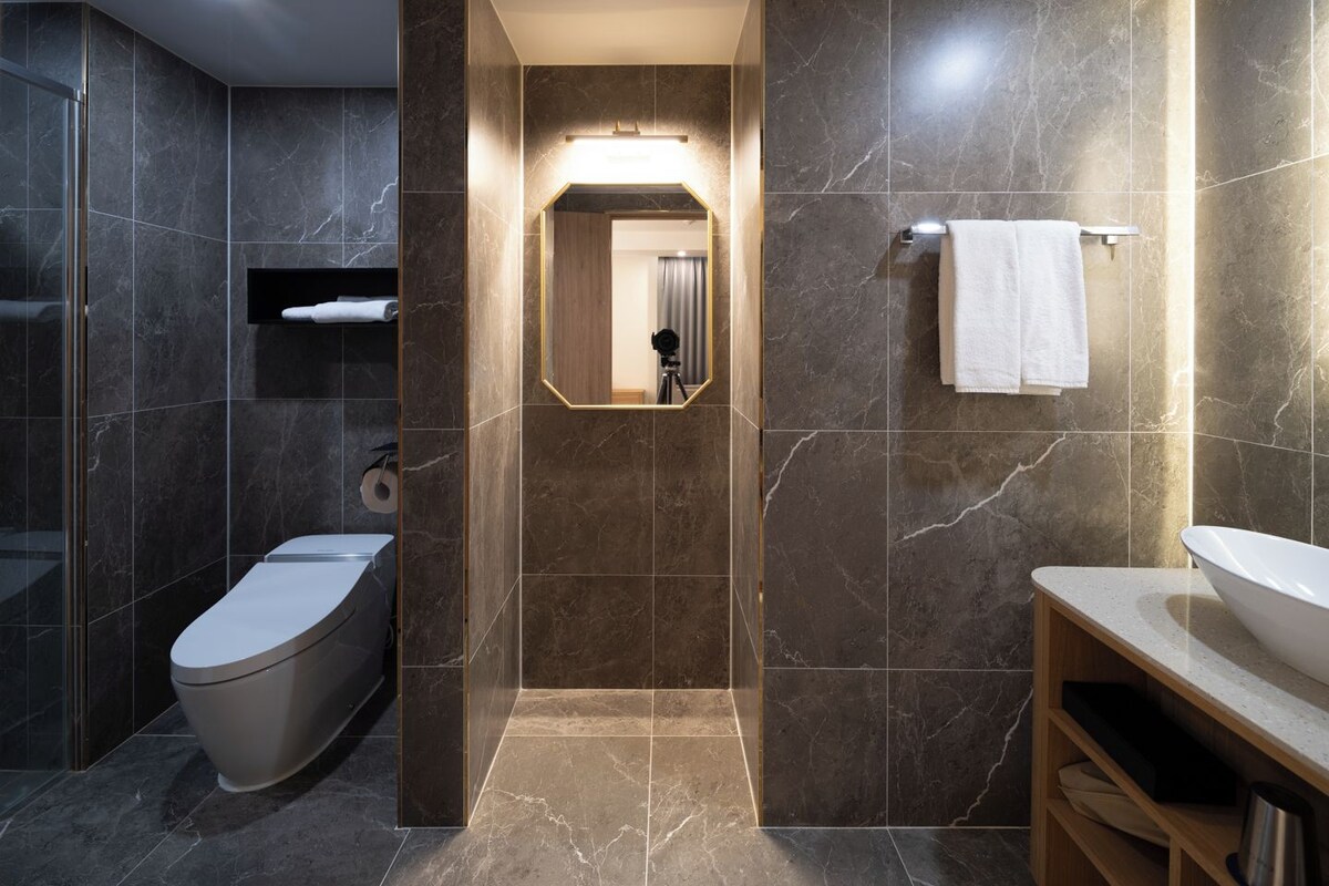 Deluxe Corner King Room | Bathroom | Shower, free toiletries, hair dryer, slippers
