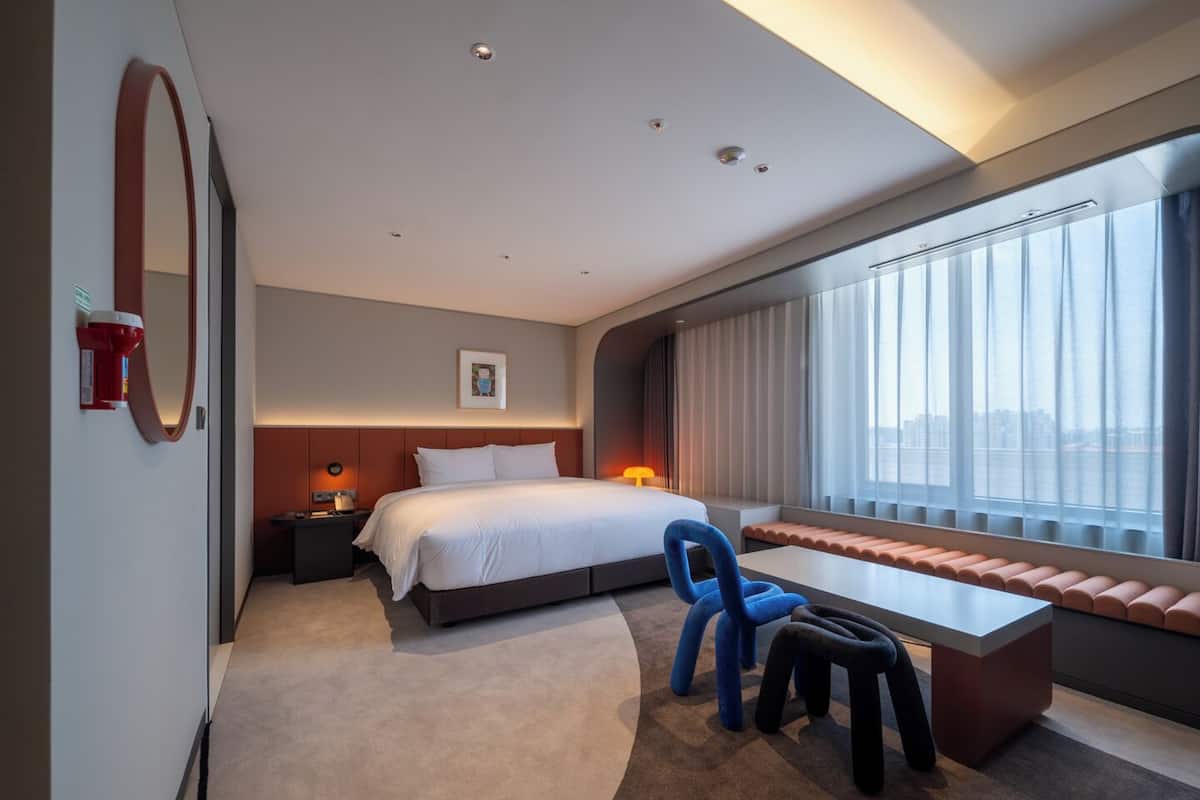 Minibar, skrivebord, blendingsgardiner og lydisolert