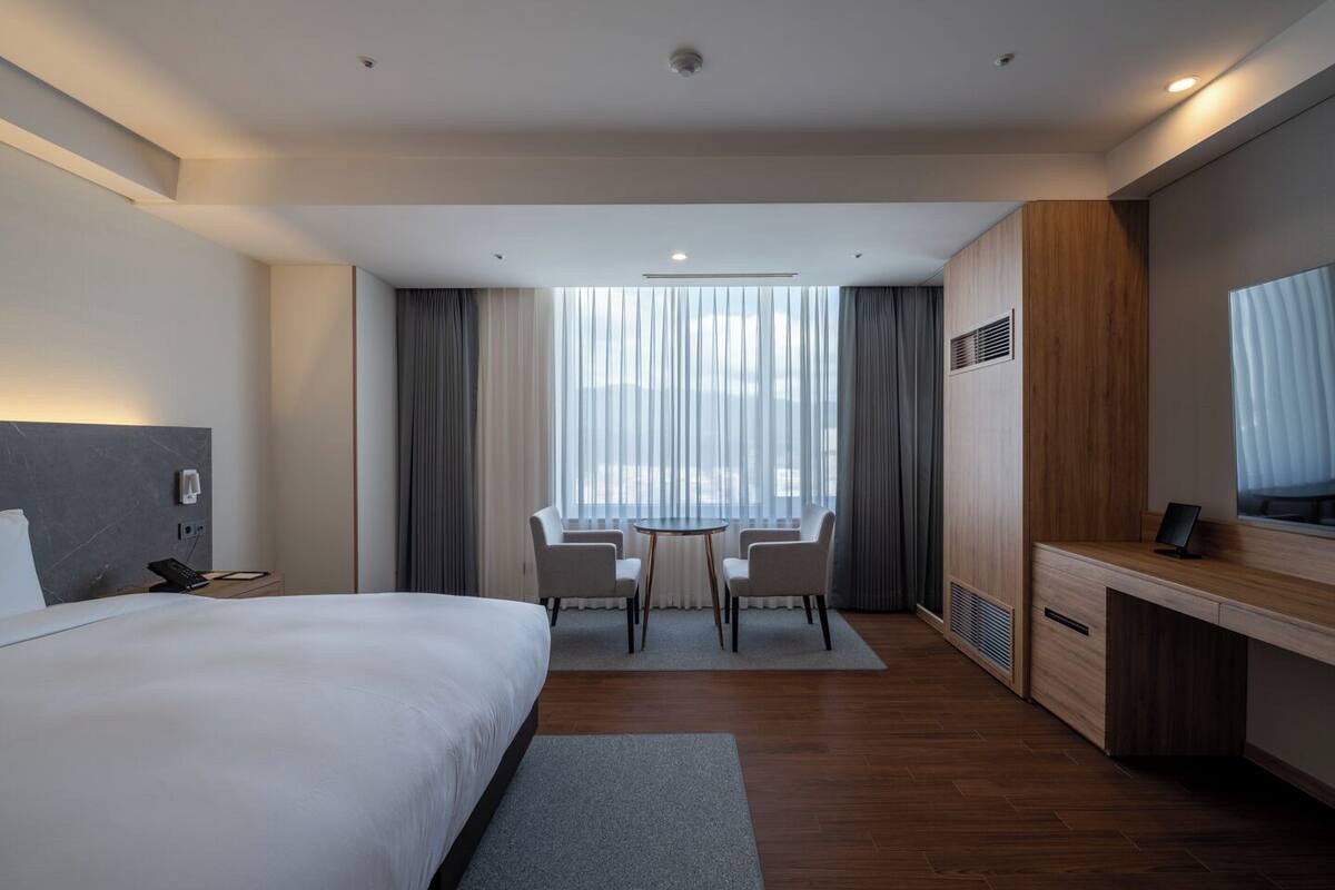 Minibar, skrivebord, blendingsgardiner og lydisolert