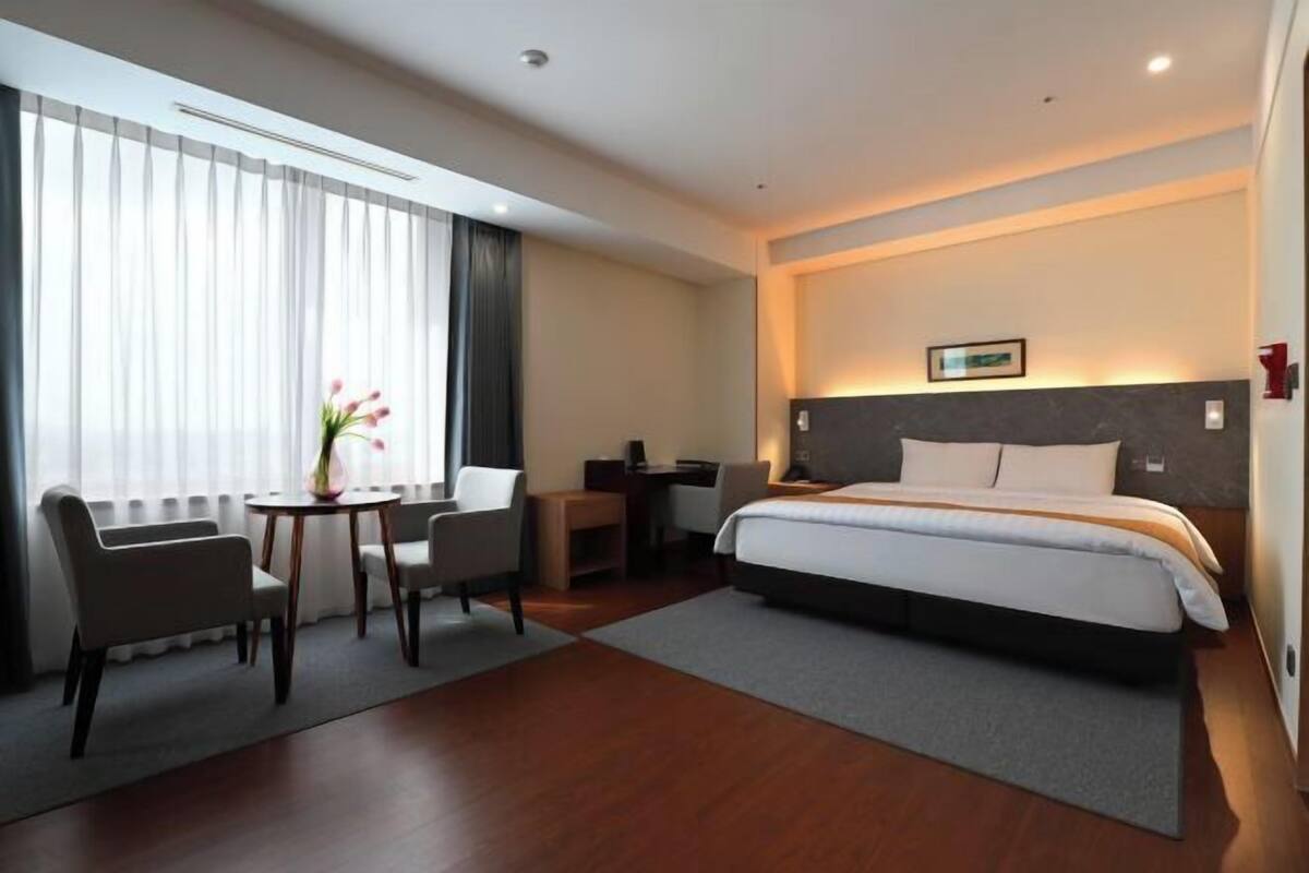 Minibar, escritorio, cortinas blackout y sistema de insonorización