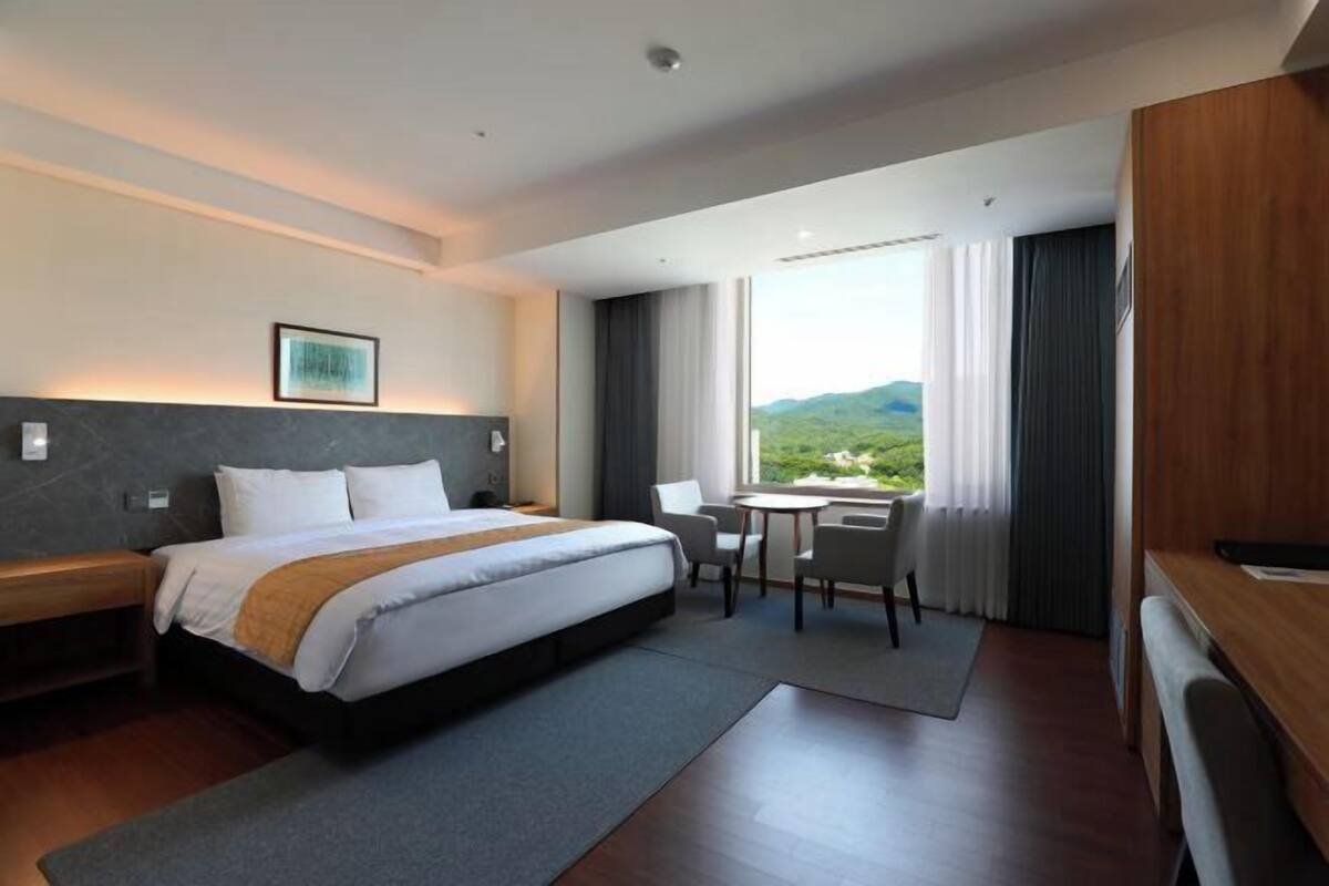Minibar, escritorio, cortinas blackout y sistema de insonorización